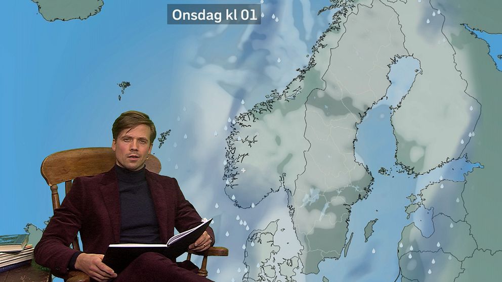 Meteorolog Nils Holmqvist läser bok i vädersändningen.