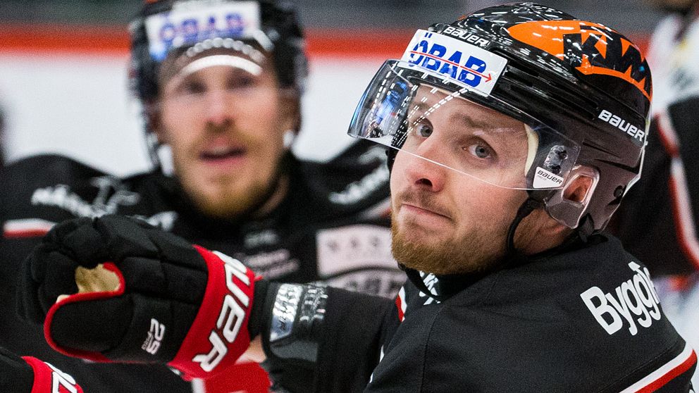 Örebros Robin Kovacs jublar efter 3-2 målet under ishockeymatchen i SHL mellan Örebro och Växjö den 24 oktober 2020 i Örebro.