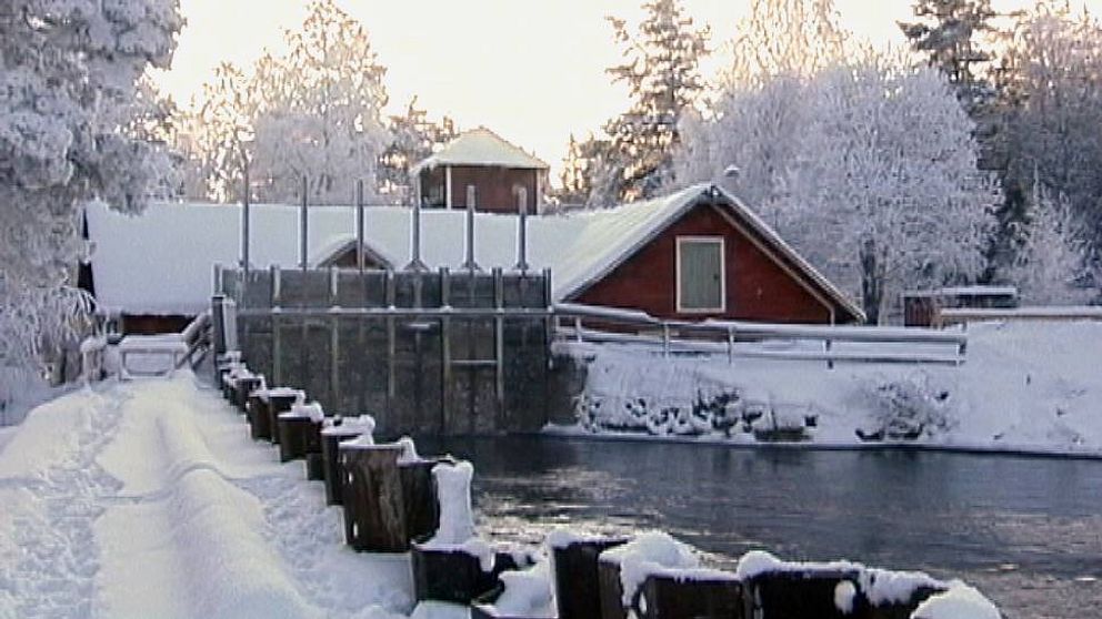 En bild på Långforsens kraftstation i Krokom, vinterbild