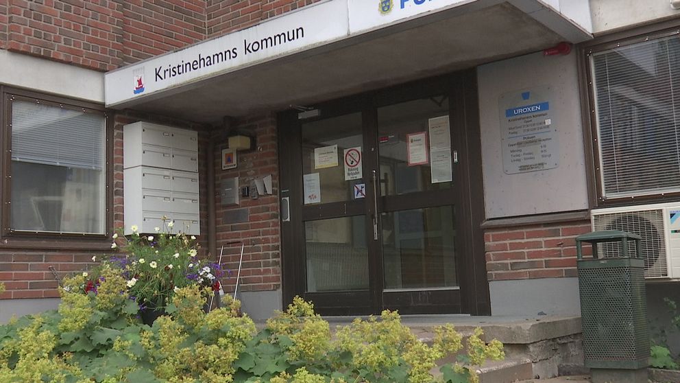 En bild utanför Kristinehamns kommunhus med en skylt som visar texten Kristinehamns kommun.