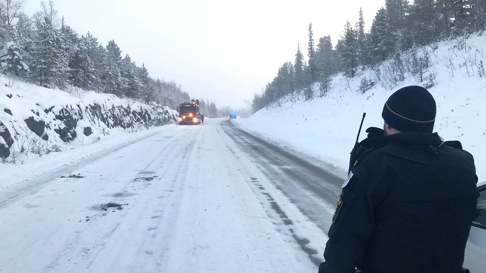 Polis på väg E10, bärgningsbil och blåljusbilar på vägen längre fram, vinter och snö