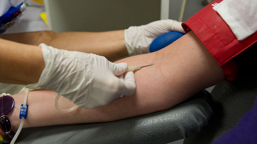 Blodcentralen uppmanar framförallt registrerade blodgivare att ge blod.
