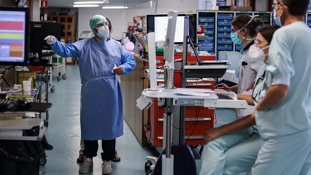 Sjukvårdspersonal i skyddskläder på intensivvårdsavdelning på belgiskt sjukhus.