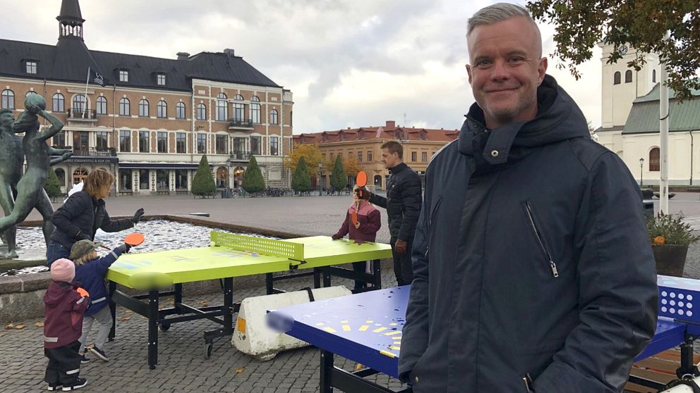 Magnus Thomson är pressansvarig på Varbergs kommun. Här står han framför de två utomhuspingisbord som ställts upp på Stegatoget, som popup-lekparken döpts till.