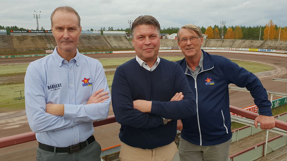 Mikael Teurnberg (i mitten) blir ny lagledare för Dackarna. Här tillsammans med Dackarnas styrelsemedlem Jonas Olvenius och ordförande Tomas Karlsson