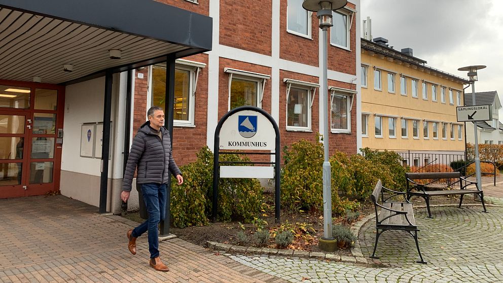 Stefan Christensson kommunchef går ut från kommunhuset i Örkelljunga