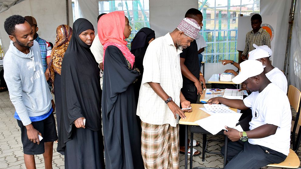 Människor på Zanzibar köar för att rösta i valet i Tanzania.