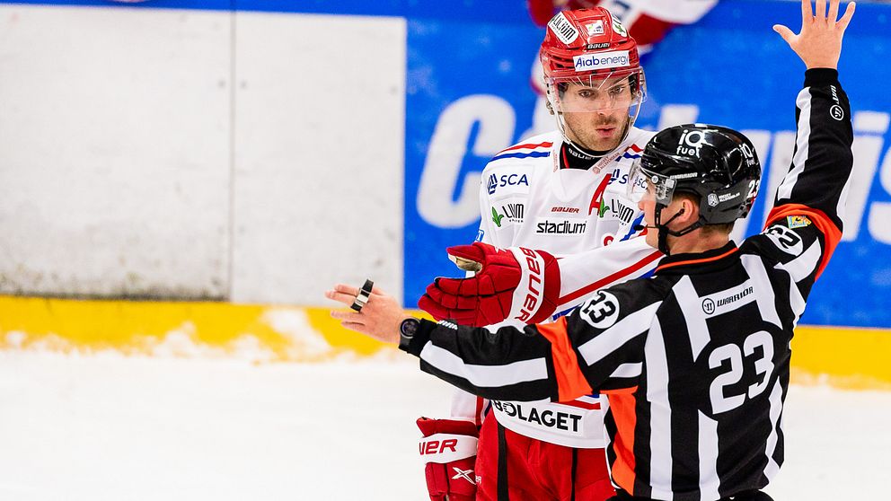 Timrås Christopher Liljewall pratar med Domare Alexander Österberg under ishockeymatchen i Hockeyallsvenskan mellan Tingsryd och Timrå den 14 oktober 2020 i Tingsryd.