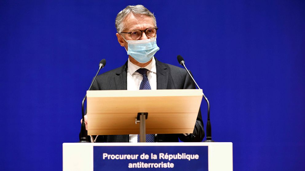Anti-terroråklagaren Jean-Francois Ricard håller pressträff.