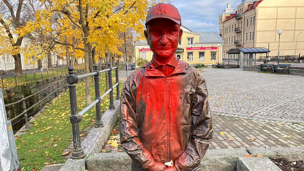Nedsprejad staty av Bosse Östlin.