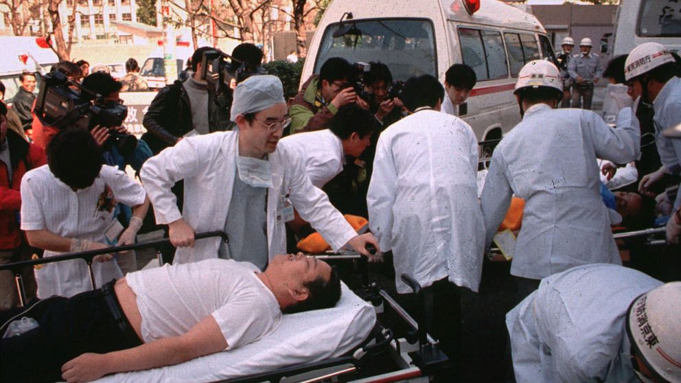 Skadade resenärer förs till sjukhus i Toky efter sarinattacken den 20 mars 1995.