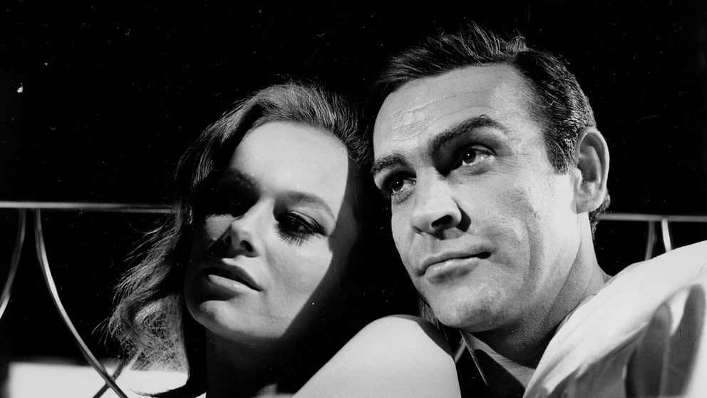 Sean Connery och den italienska skådespelerskan Luciana Paoluzzi i James Bond-filmen ”Åskbollen” 1965.