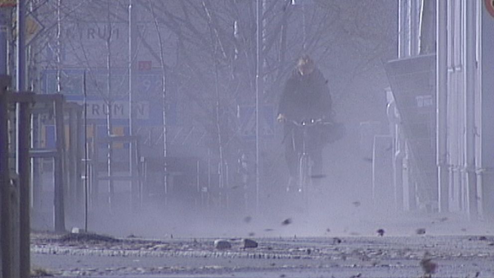 Vinterns grus och sand virvlade omkring i stormbyarna i Skellefteå den 8 april.