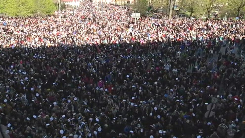 Solen sken i kapp med alla studentmössor på vift vid det traditionsenliga sista april-firandet i Uppsala, flera timmar innan skurbandet nådde dit.