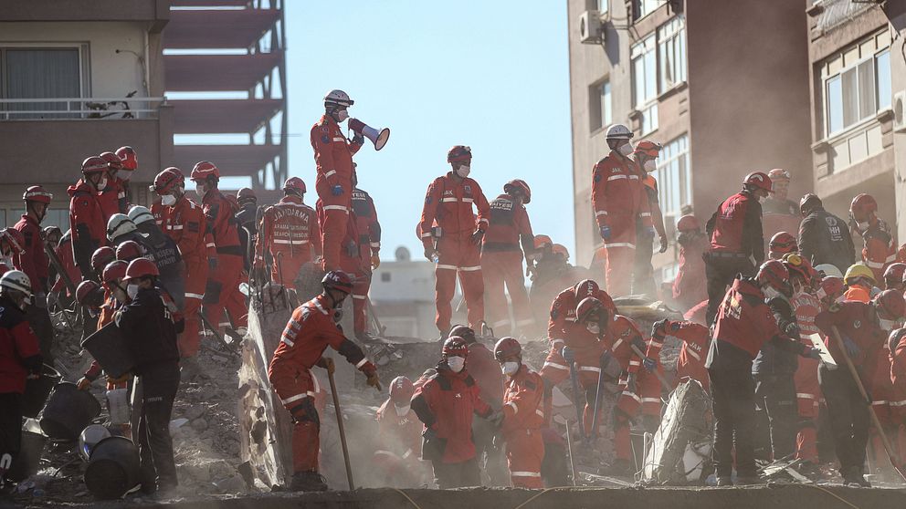 Räddningsarbetare vid ruinerna efter husraset i Izmir.