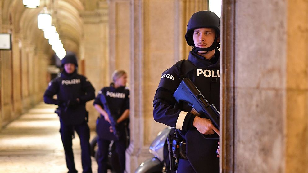 Polis i närheten av operan i centrala Wien, efter vad som beskrivs som ett terrordåd.