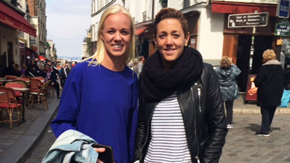Caroline Seger har bästa kompisen Therese Sjögran på besök i Paris när SVT Sport får hänga med under en ledig eftermiddag i Montmartre.