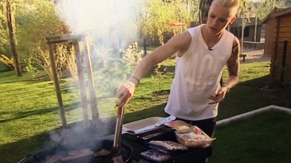 Nilla Fischer njuter av livet med hustrun Mariah-Michaela, här vid grillen på uteplatsen.