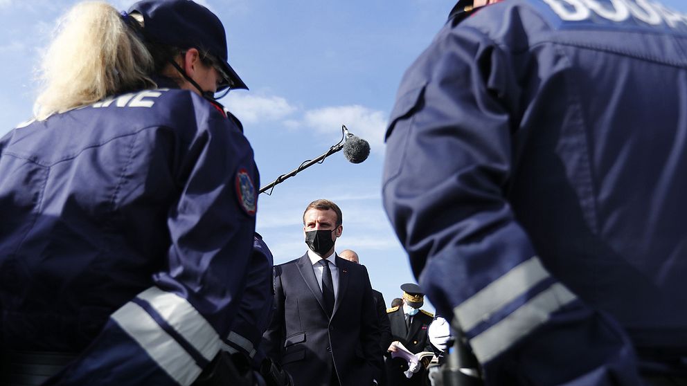 Macron besökte gränsen mellan Frankrike och Spanien på torsdagen.
