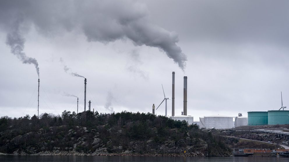 Rök kommer från skorstenarna på Preem i Uddevalla.