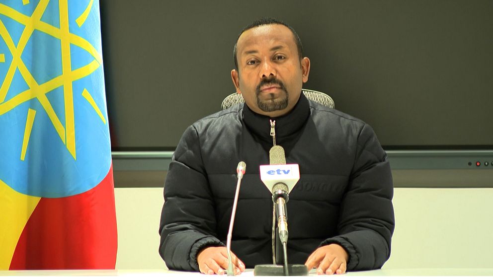 Abiy Ahmed  sitter vid ett bord i en tv-sändning i etiopisk statstelevision.