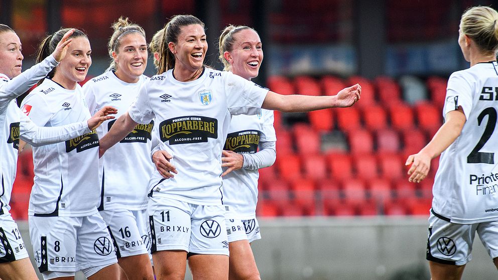 Göteborgs Pauline Hammarlund jublar efter ett mål mot Växjö.