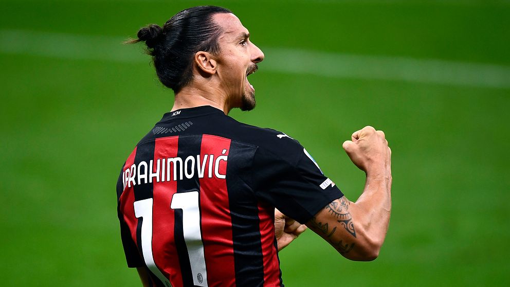 Zlatan jublar efter ett av sina många mål i Milan-tröjan.