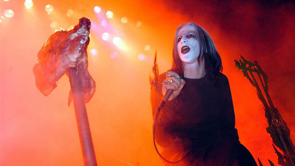 Mayhem, med sin dåvarande sångare Sven-Erik ”Maniac” Kristiansen under en konsert 2004.