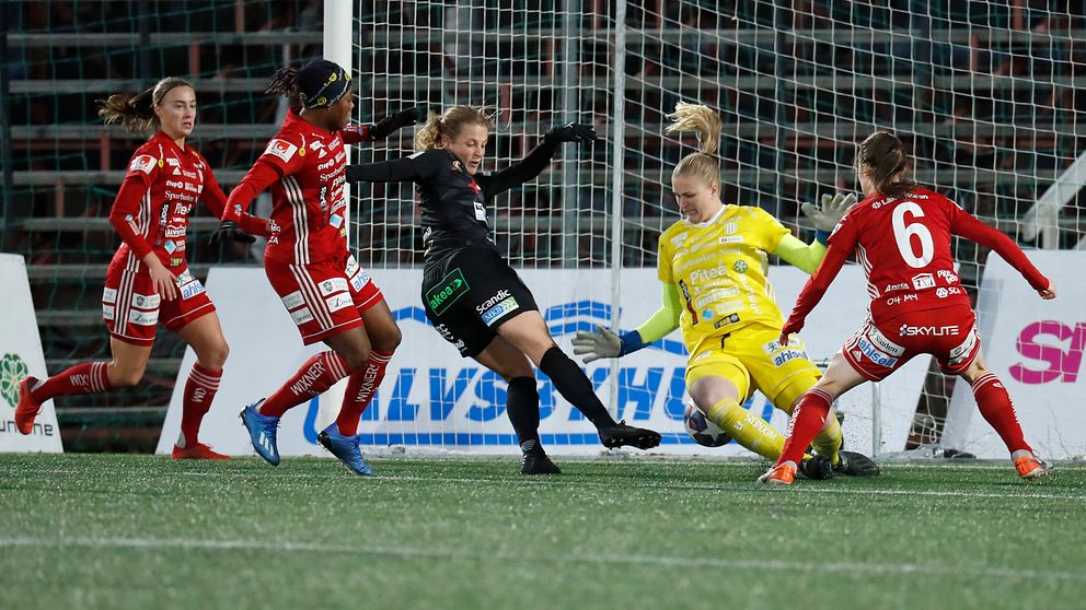 Anna Anvegård gör mål mot Piteå IF.
