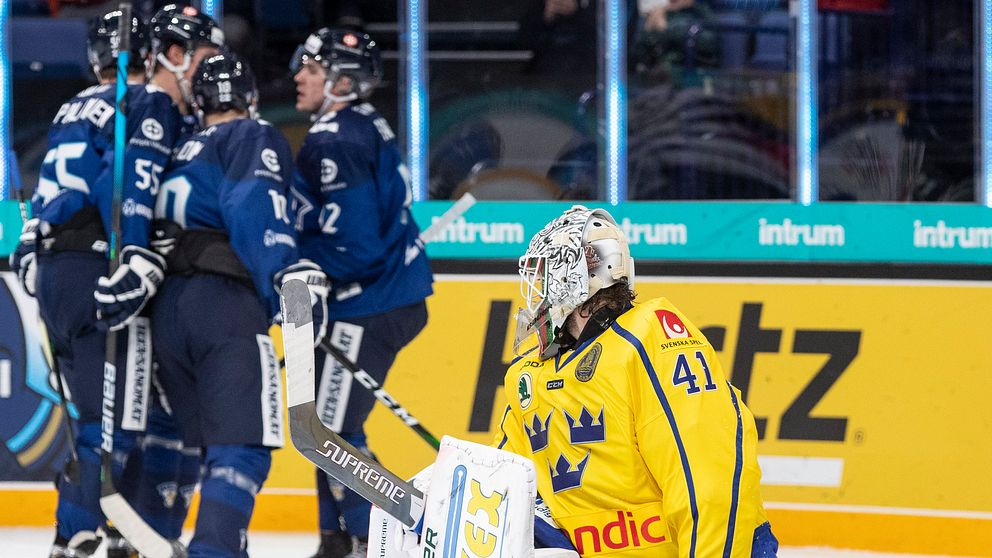 Sveriges målvakt Niklas Rubin fick släppa tre puckar mot Finland.