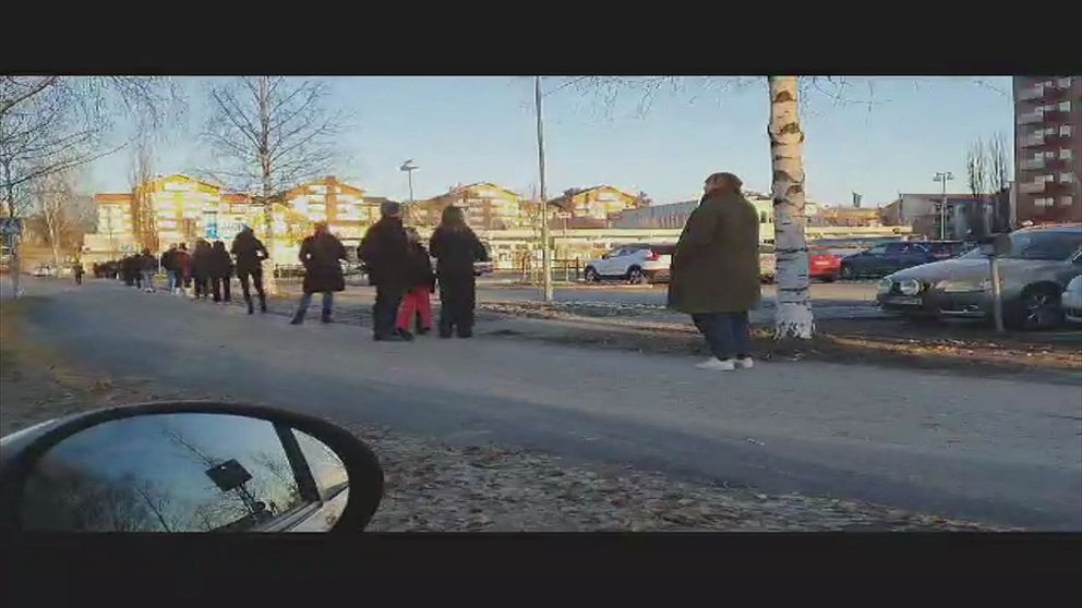 Folk som står i kö under hösten bredvid Piteå busstation