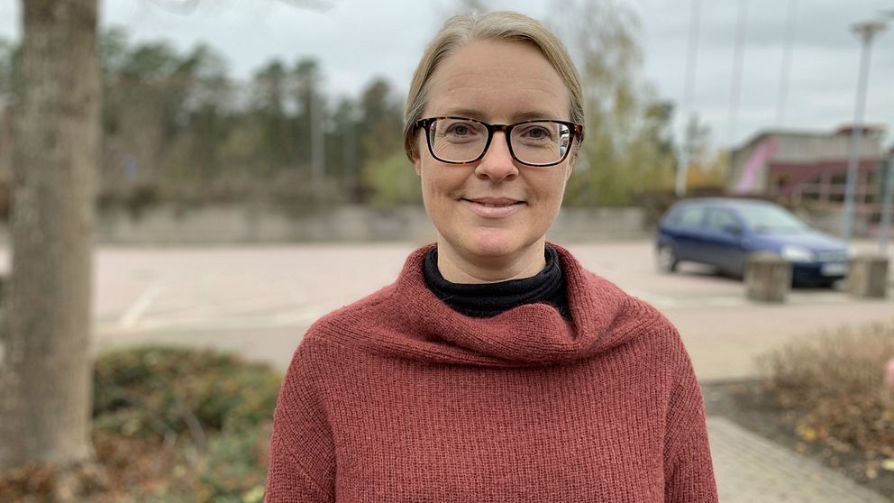 Anna Henningsson, medicinsk chef för klinisk mikrobiologi, står utomhus.