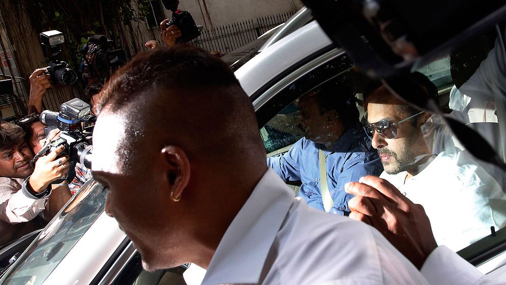 Salman Khan på väg till domstolen för att få besked om påföljden.