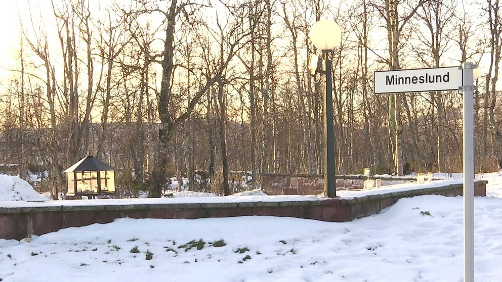 Minneslund och begravningsplats under vintern i Kiruna nära kyrkan.