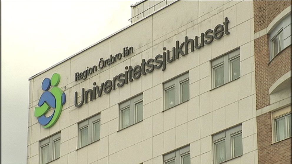 Närbild på Region Örebro län skylt på Universitetssjukhuset