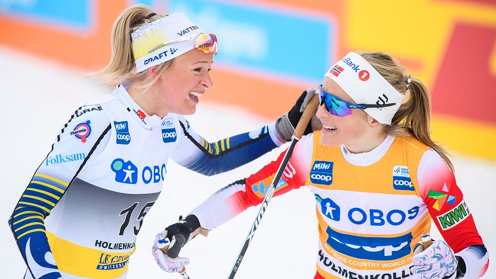 Frida Karlsson och Therese Johaug efter ett lopp i mars.