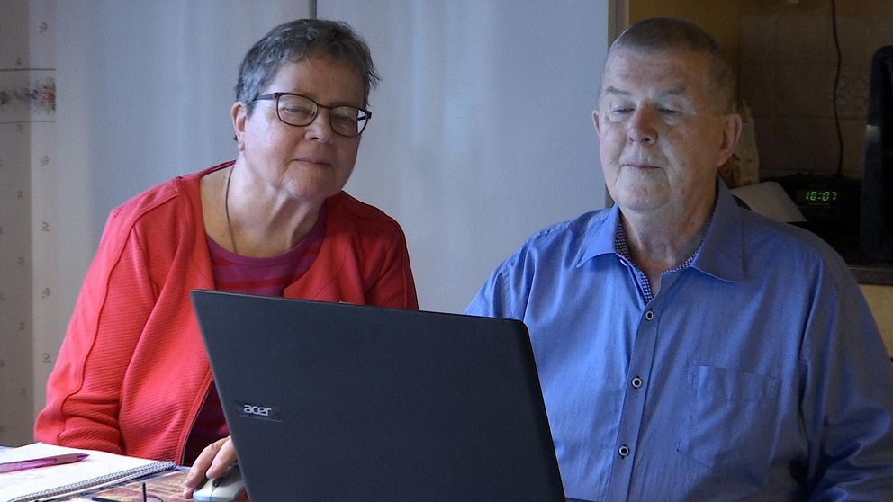 Alice och Arne Tudén handlar mat via nätet för att undvika trängsel och risk för corona.