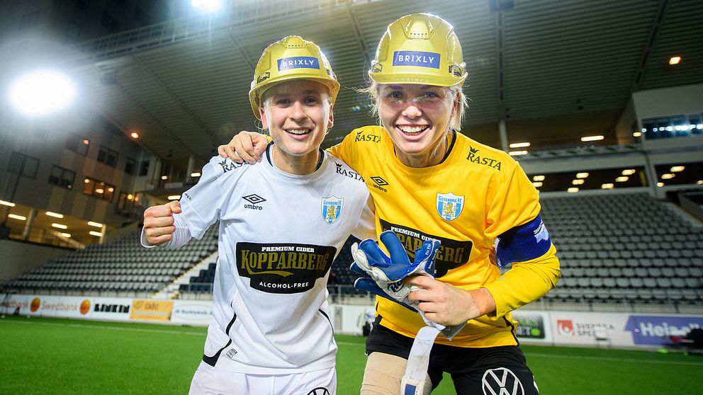 Göteborgs Filippa Curmark och målvakt Jennifer Falk jublar över SM-guldet.