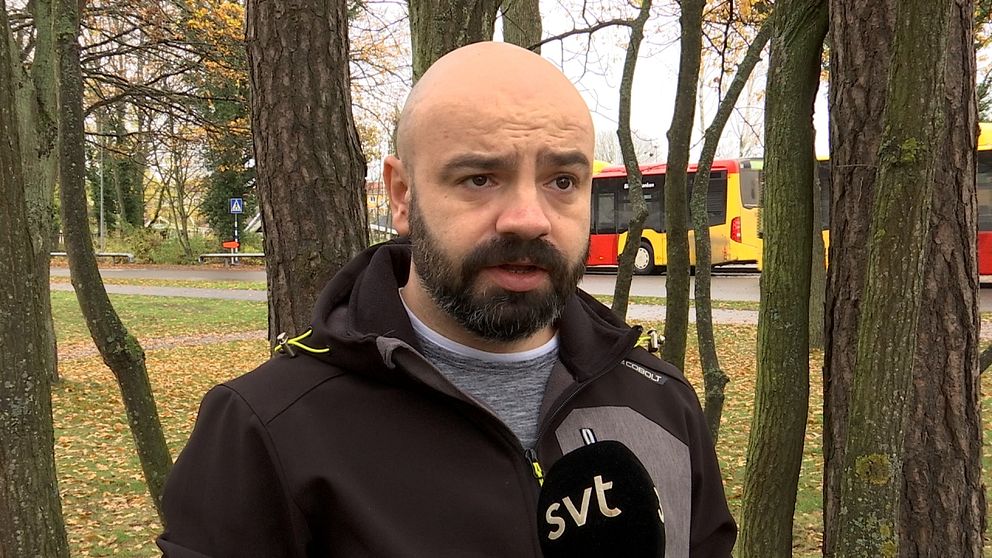 En porträttbild på Amir Crnkic som driver ett vaktbolag i Kalmar.