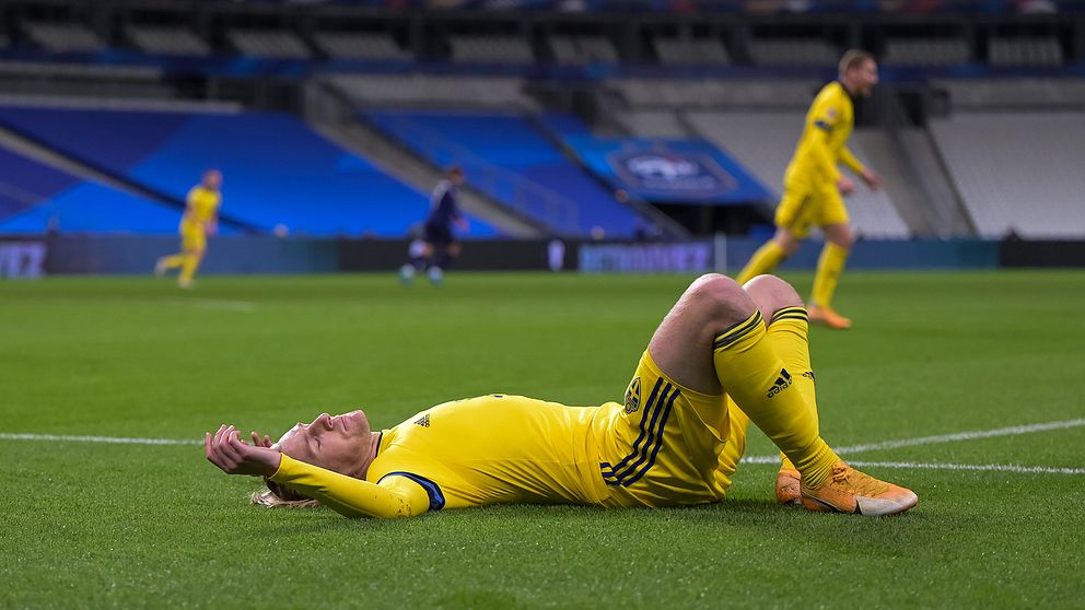 Emil Forsberg deppar när Sverige åkt ut ur Nations Leagues a-division.