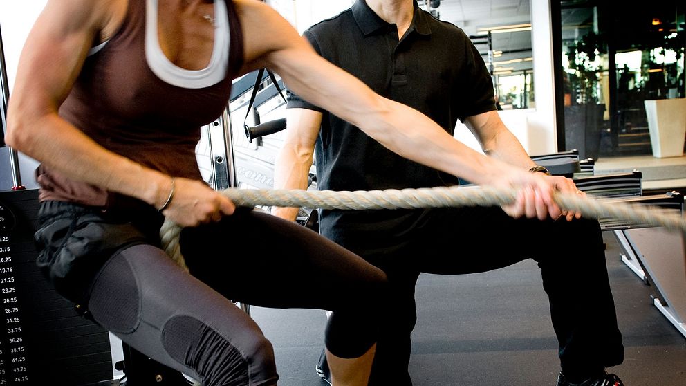 två personer i ett gym som gymar.