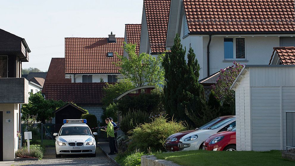 En polisbil i den schweiziska kantonen Aargau i Schweiz står parkerad utanför det hus där en mystisk dödsskjutning inträffade i helgen. Flera personer ska ha dödats i skottdramat. Invånarna i staden Wuerenlingen larmade polisen efter att ha hört skottlossning sent på fredagskvällen. Polisen hittade flera döda människor, både inne i huset och utanför, men ännu är man mycket förtegen om vad som hänt.