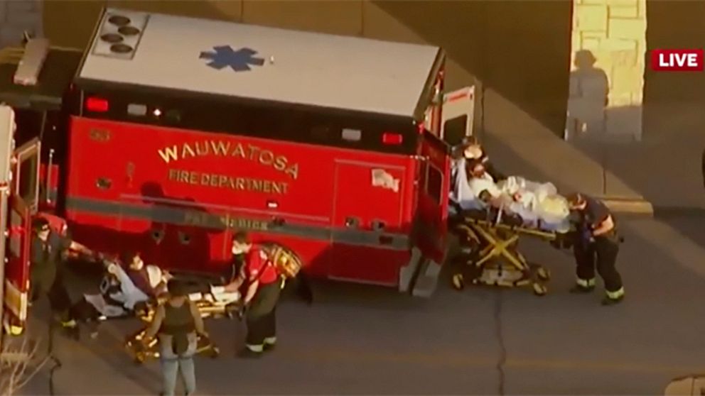 En person lastas in i en ambulans med texten ”Wauwatosa Fire department” .