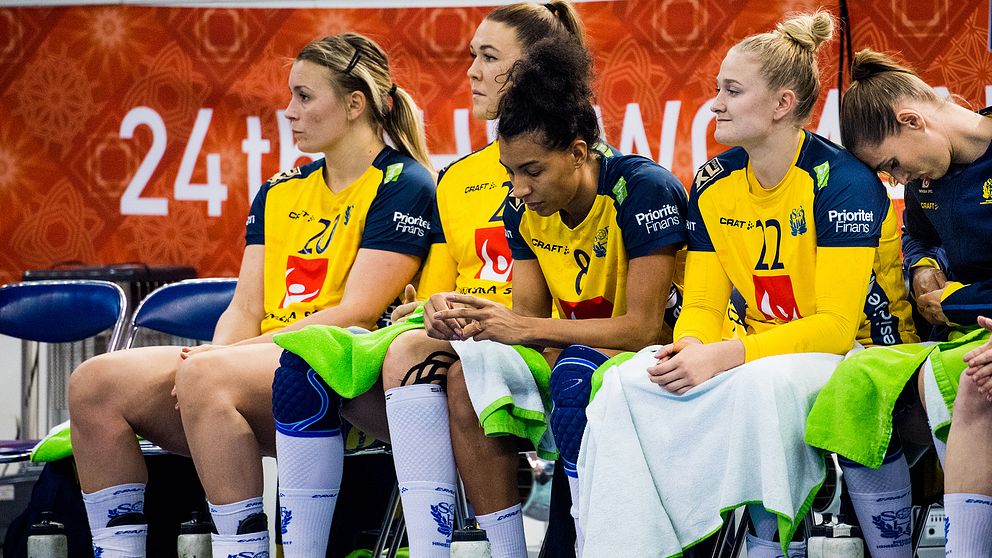 Svenska spelare deppar under VM förra året. Från vänster: Isabelle Gulldén, Mikaela Mässing, Jamina Roberts och Hanna Blomstrand.