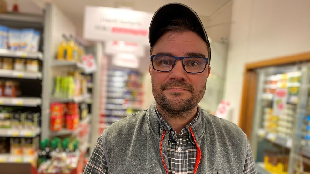 Fredrik Edemyr står i en ICA-butik.