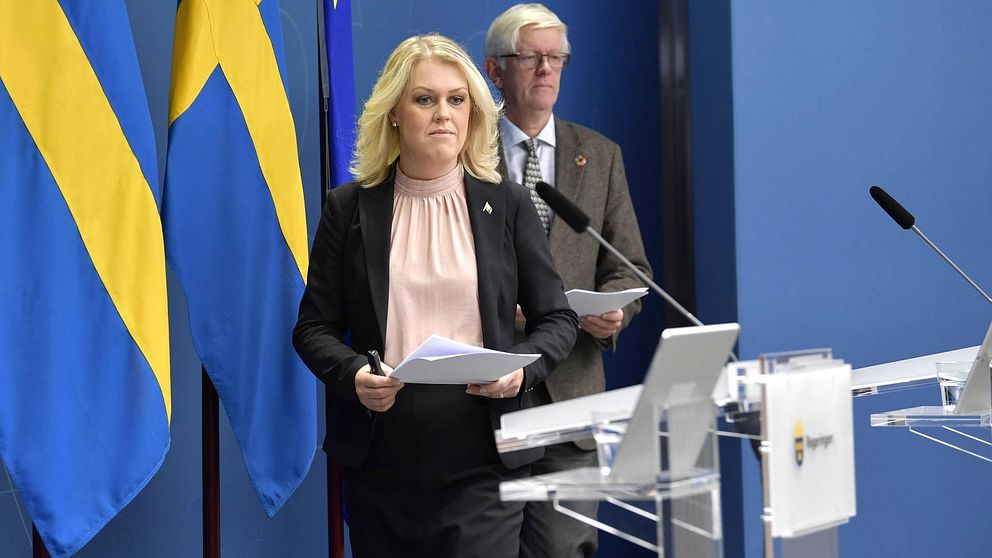 Socialminister Lena Hallengren (S) håller pressträff med FHM:s generaldirektör Johan Carlson och Sveriges vaccinsamordnare Rickard Bergström.