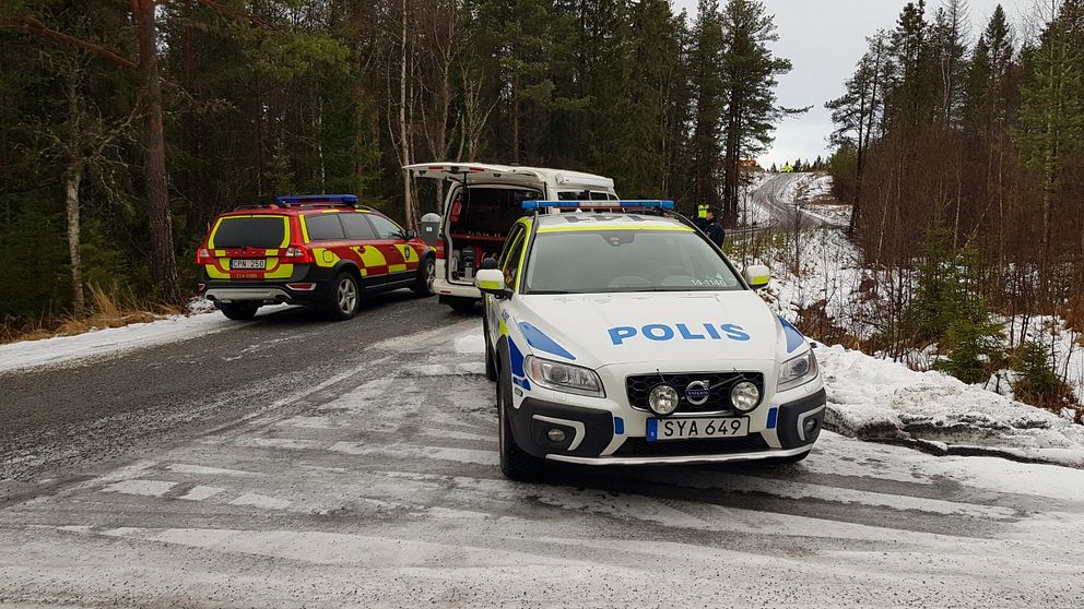 bild på polisbilar och en räddningstjänstbil som blockerar en grusväg.