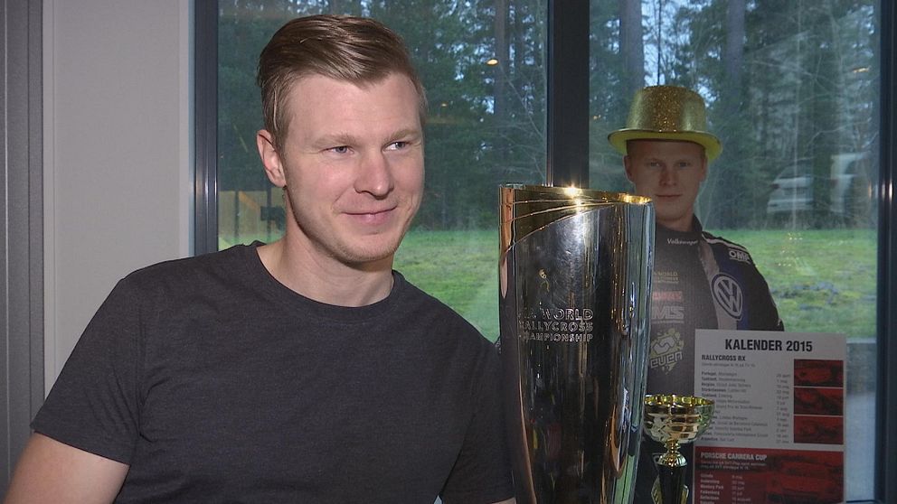 Johan Kristoffersson med VM-pokalen till höger om sig.