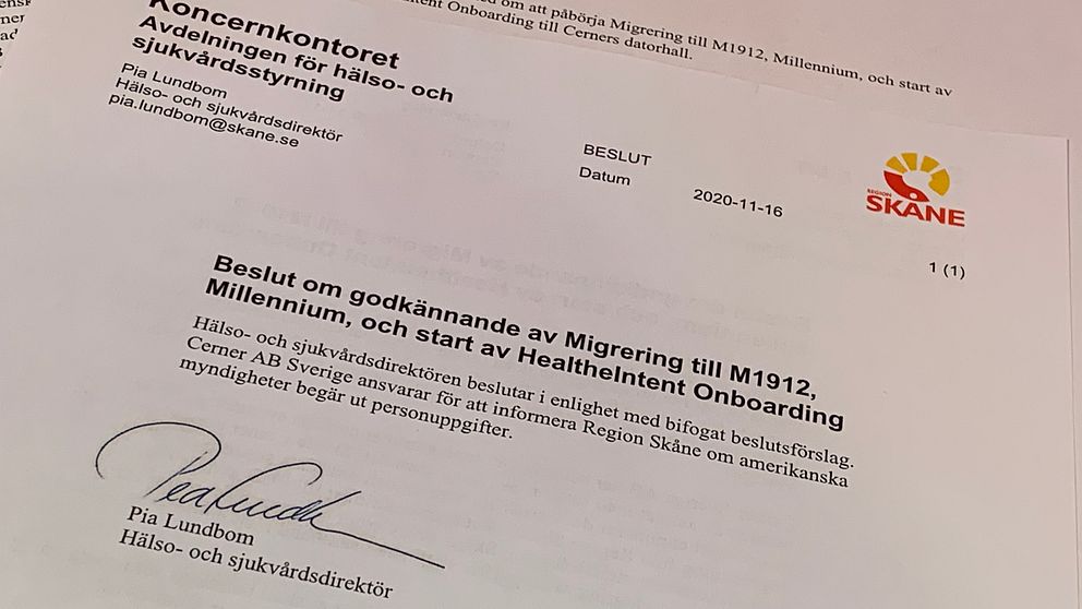 Den 16 november beslutade Skånes hälso- och sjukvårdsdirektör Pia Lundbom att delar av skåningarnas patientuppgifter ska börja överföras till det nya amerikanska journalsystemet.