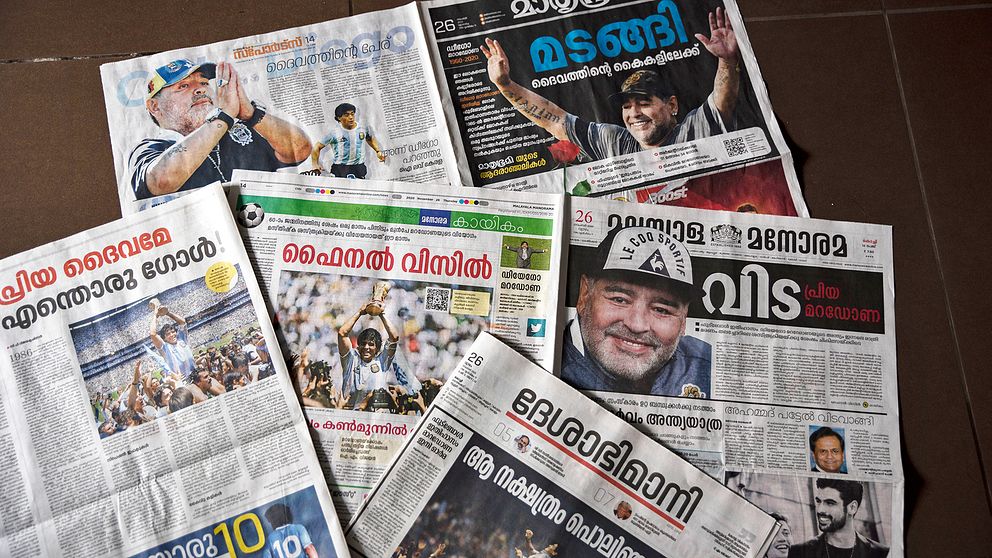 Tidningarnas förstasidor dagen efter Maradonas död.